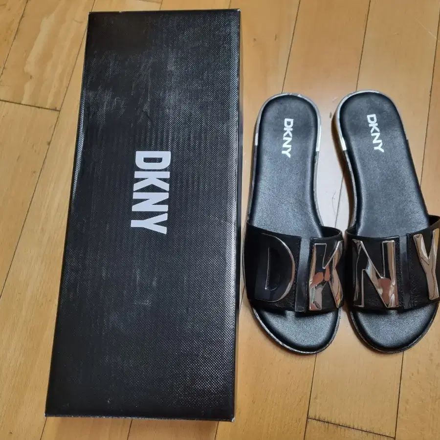 DKNY 슬라이드 샌들 us7.5 사이즈 새상품