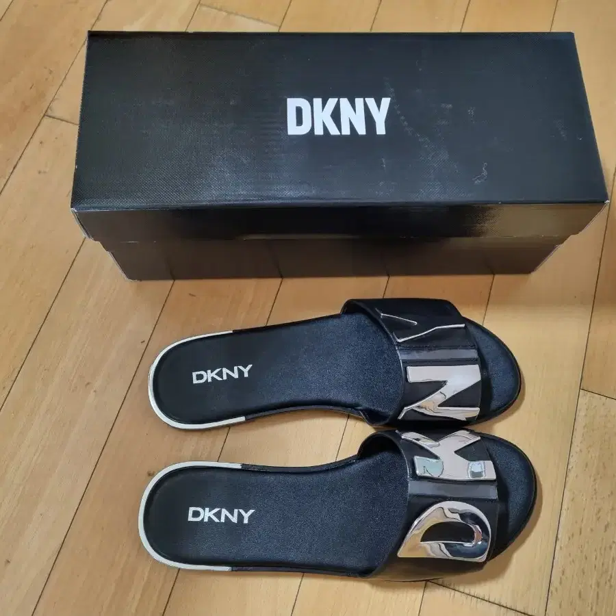 DKNY 슬라이드 샌들 us7.5 사이즈 새상품