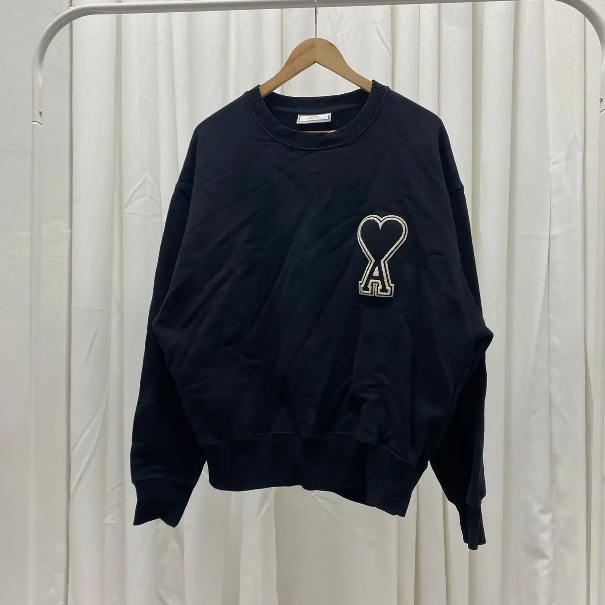 AMI Sweatshirt 아미,아미맨투맨,아미맨투맨L,아미빅로고,빅로고맨투맨 on Bunjang Global Site.