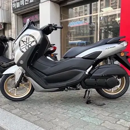 YAMAHA NMAX 125 / 155 엠블럼 스티커 팝니다