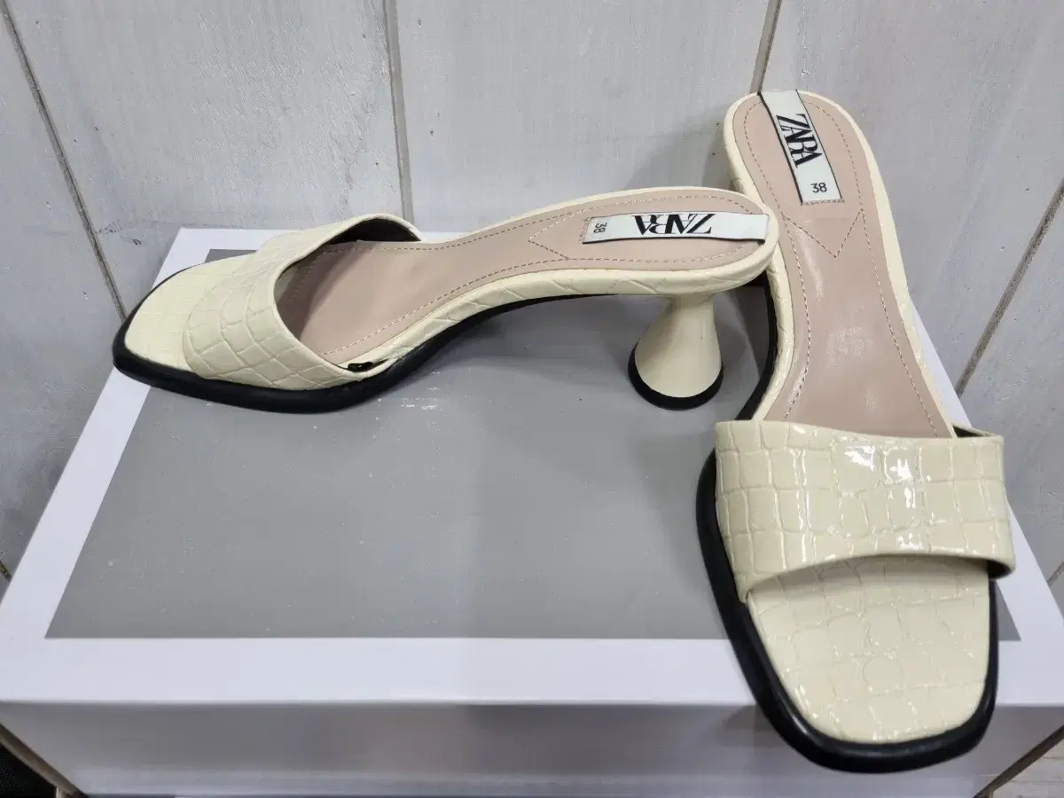 [245] New ㅡZara Mule Slippers (New Sale)