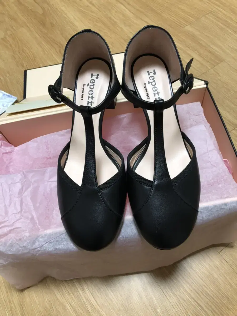 Repetto Margot T-strap heels. size 37. new.