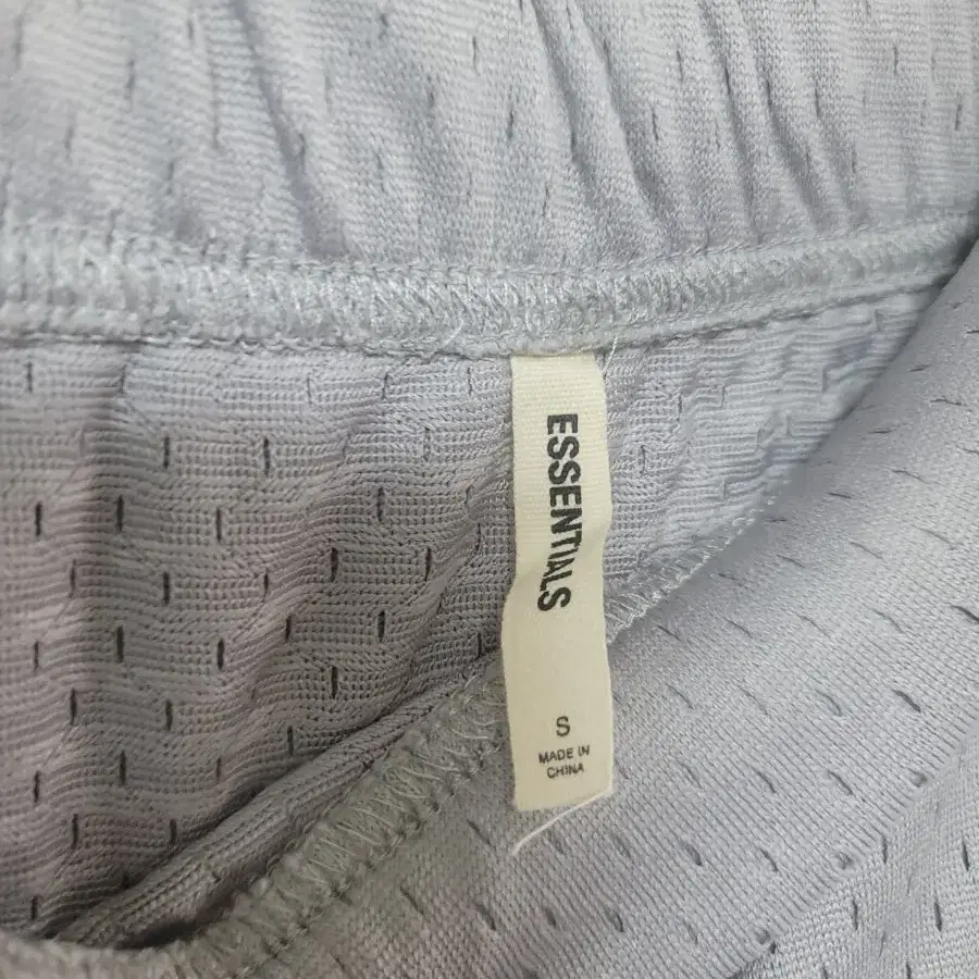 FEAR OF GOD Essentials 그래픽 매쉬 숏츠