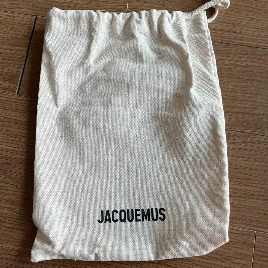 Jacquemus Le Gadjo 자크뮈스 랜야드 파우치 지갑