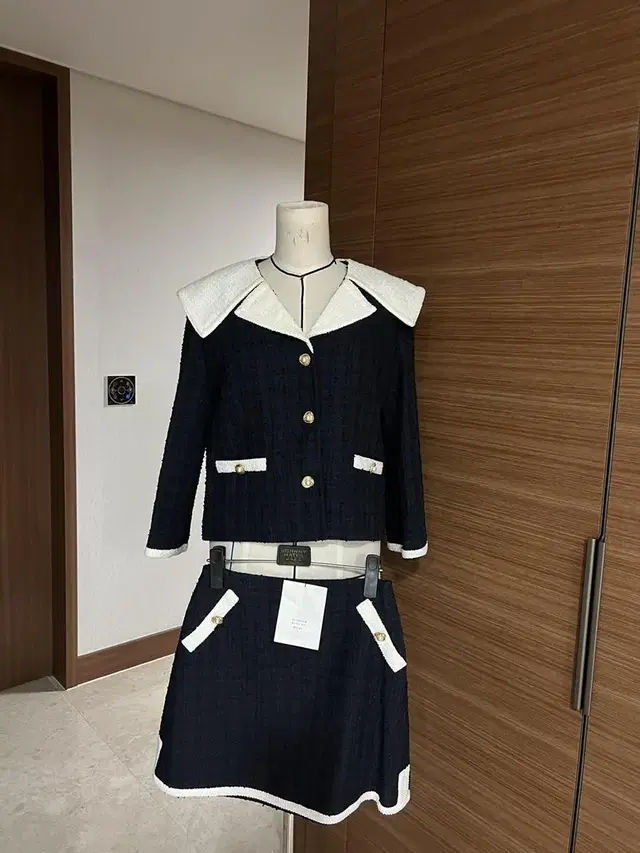 태연 쟈니헤잇재즈 SAILOR COLLAR JACKET / skirt