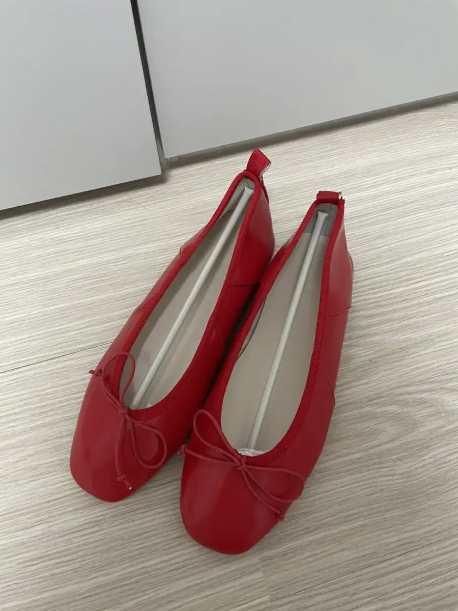 [235]Red Flat Shoes