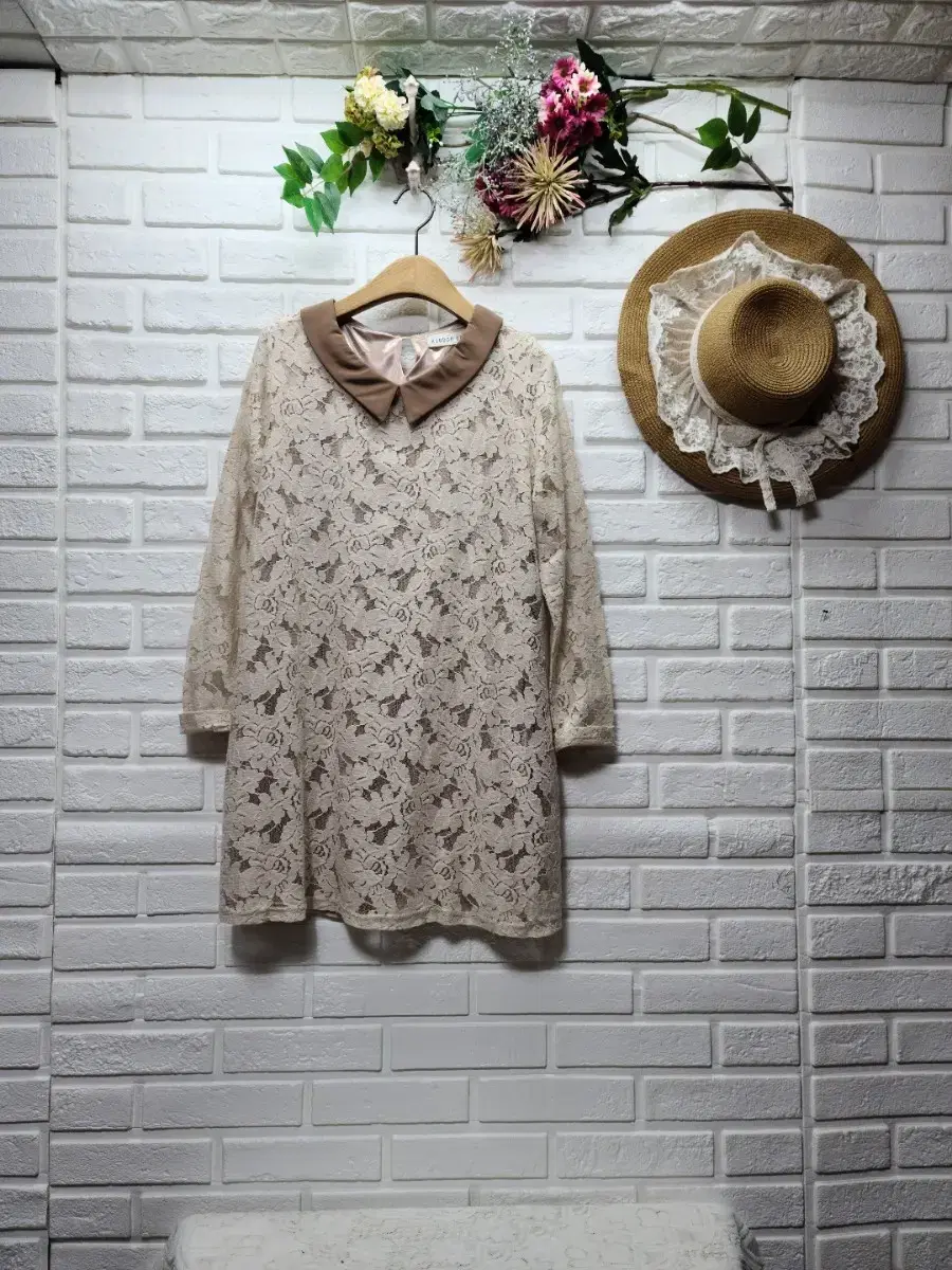 Long-sleeved knit blouse with lace