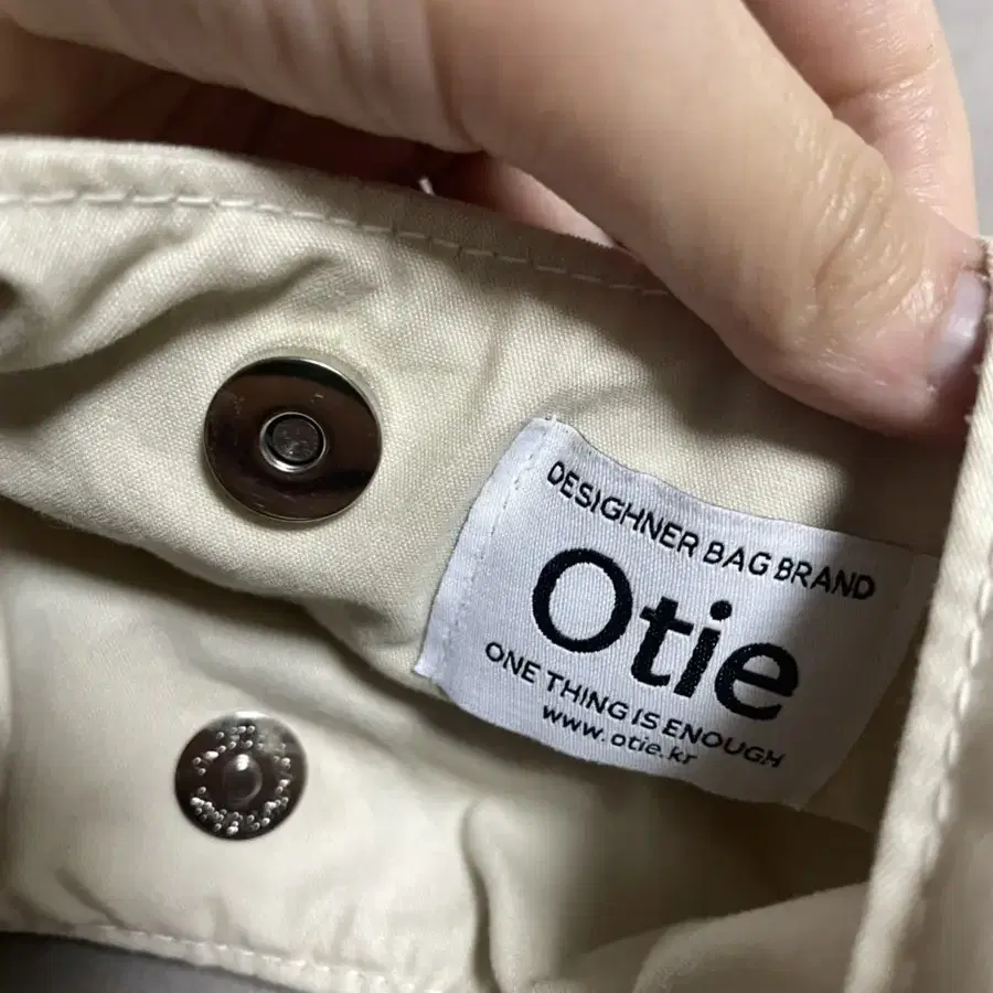 유튜버 하누 착용 otie rustling hand bag