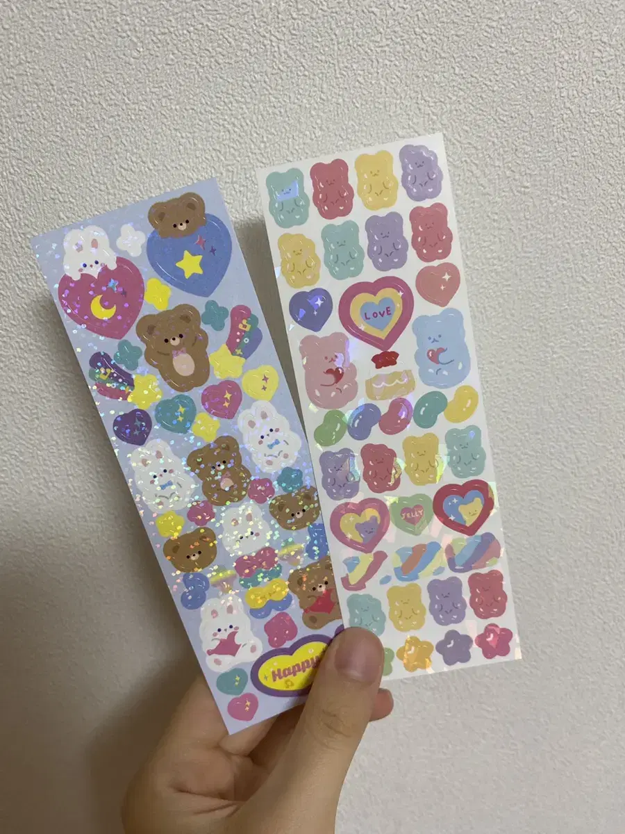 We sell stickers for sealing. Stationery stickers