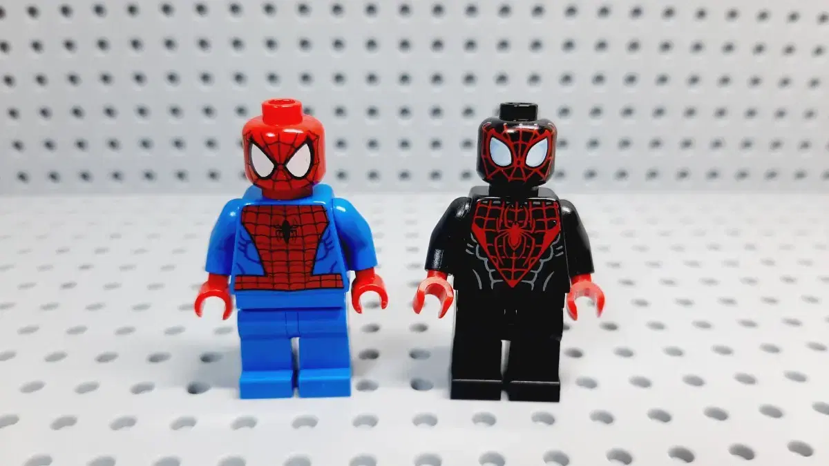 Two LEGO Marvel superhero Spider-Man sets for sale.