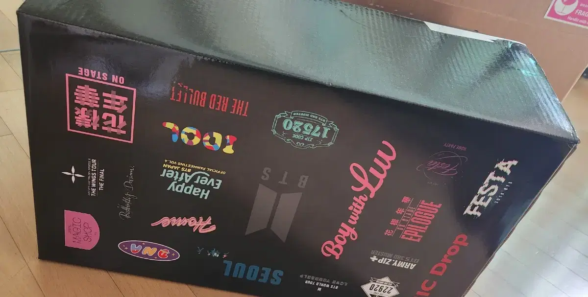 Bangtan logo weverse box