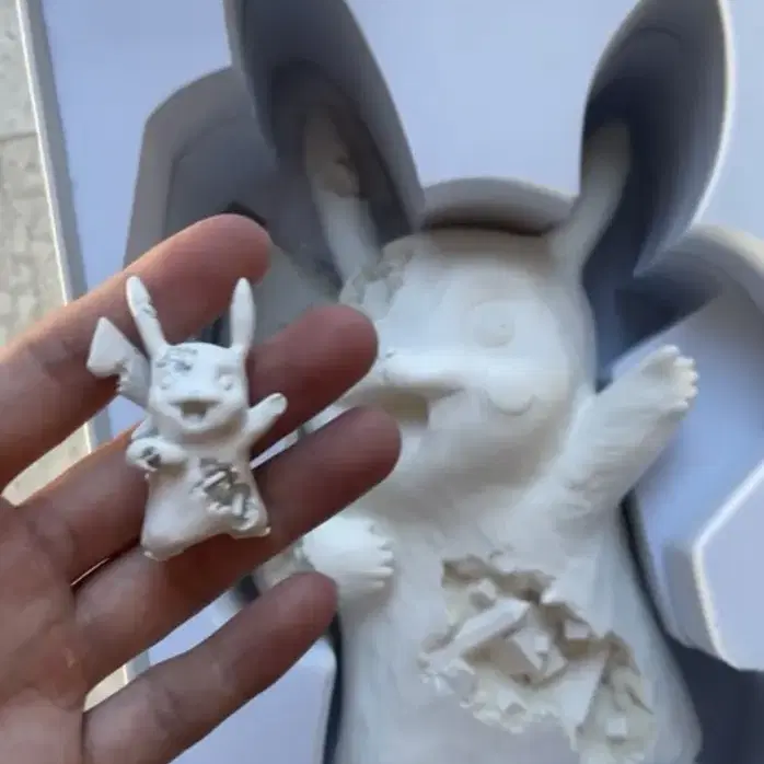 다니엘 아샴 포켓몬 피카츄 피규어 Daniel Arsham 화이트