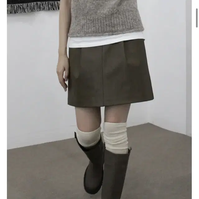 이오엔 eon TUCK LEATHER MINI SKIRT 가죽치마