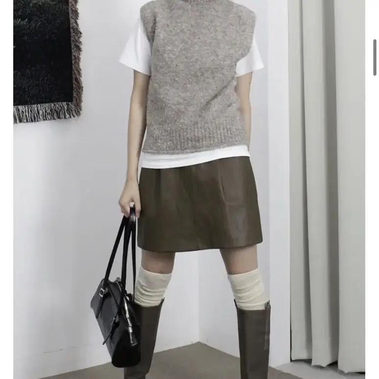 이오엔 eon TUCK LEATHER MINI SKIRT 가죽치마