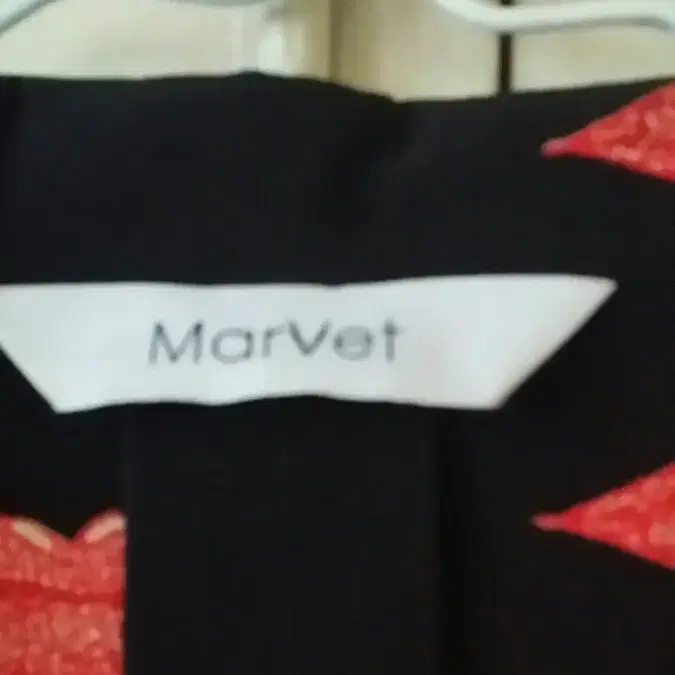 MARVET 마벳 입술 프린트 브이넥 블라우스