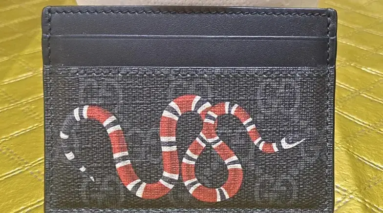 Selling Gucci snake kard wallet