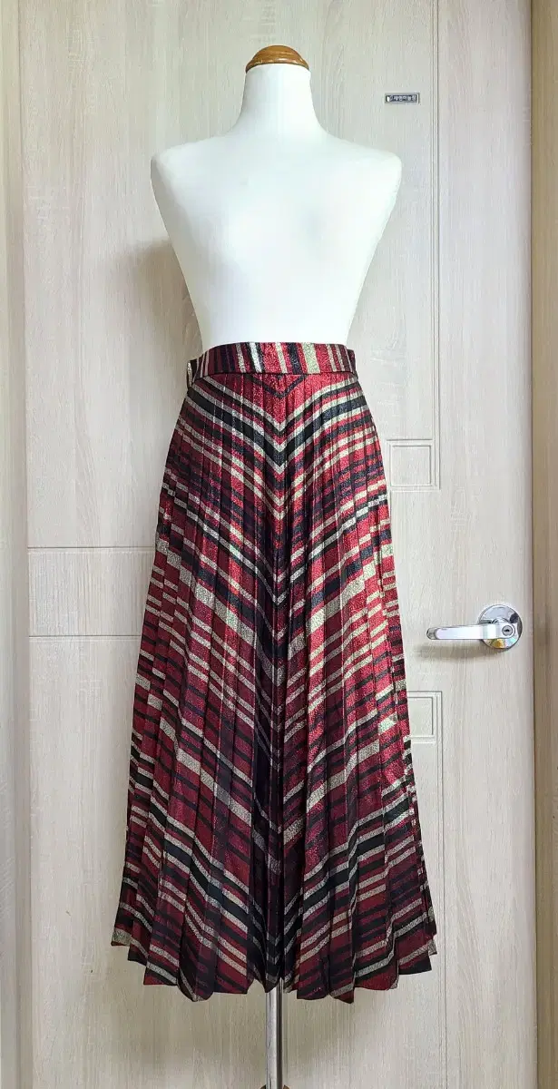 ZARA Pearl pleated skirt M size S2