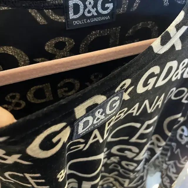 [정품 거의 새것] D&G 돌체앤가바나 벨뱃 블랙 골드 긴팔티