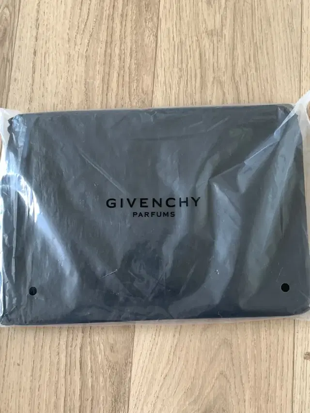 정품  새상품 Givenchy 지방시 메이크업 파우치