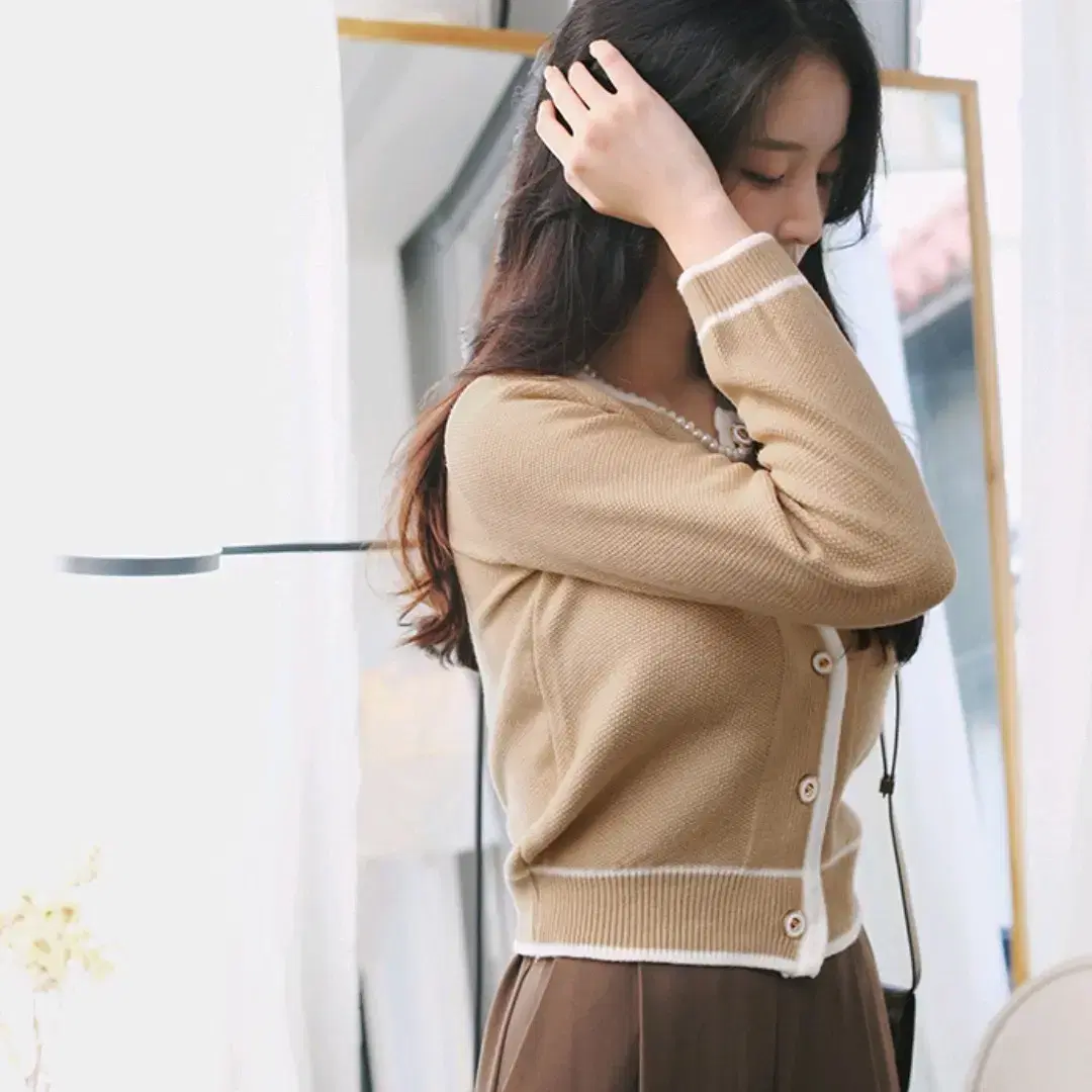 밀크코코아 : gold button color cardigan