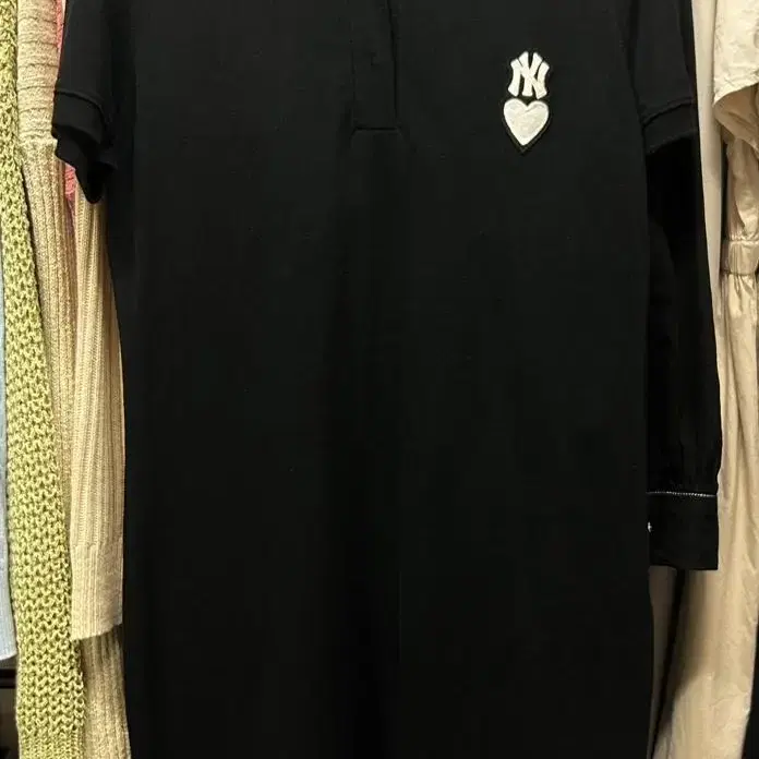 [무료배송] MLB 여성 하트 피케 반팔 원피스 NY (Black)- M