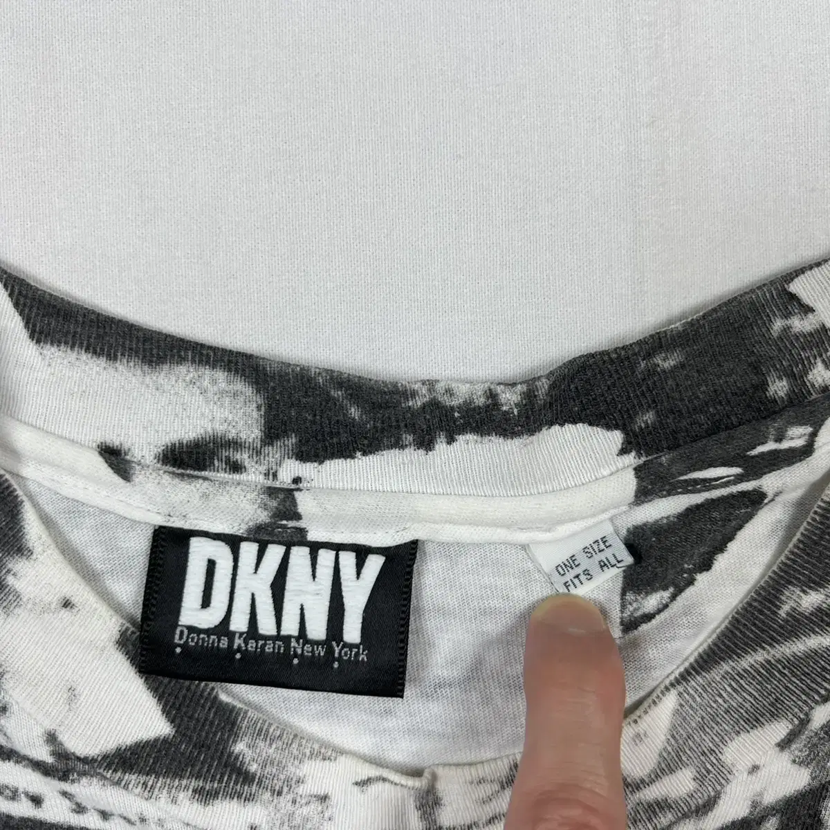 90s 디케이엔와이 dkny 스펠아웃 픽쳐 올프린트 반팔티