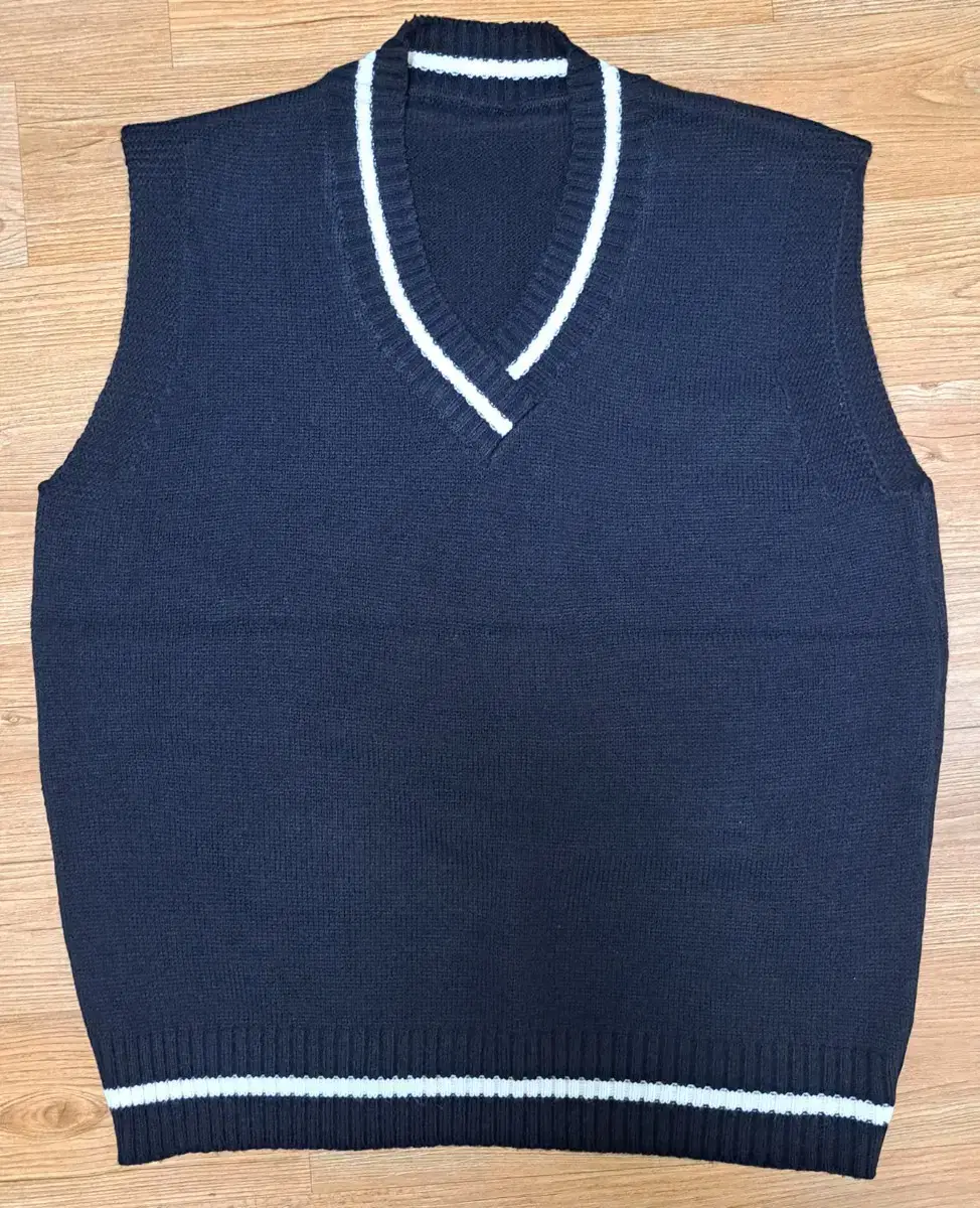 Basic V-neck black knit vest