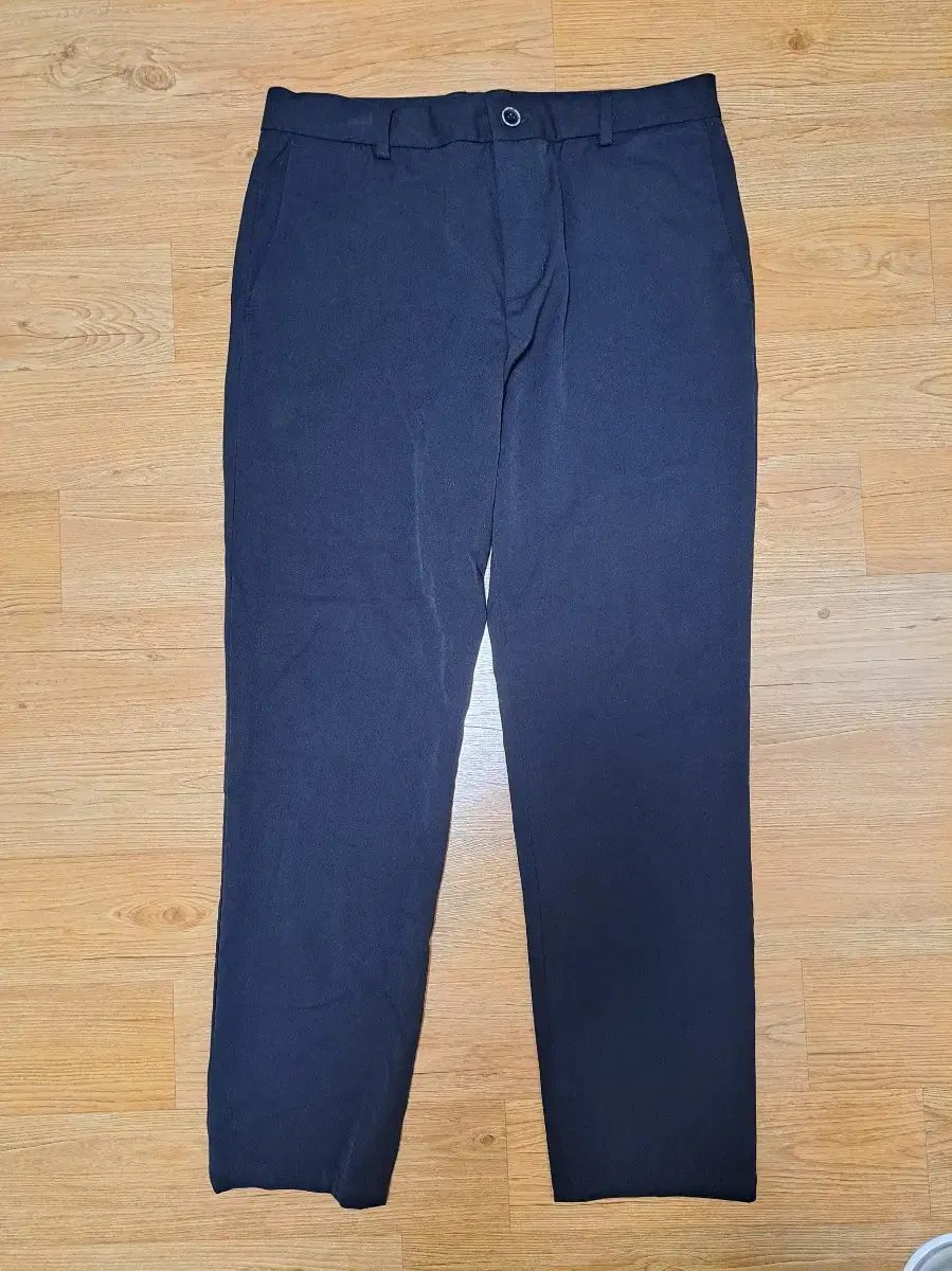 Hangten Span Slacks in Black