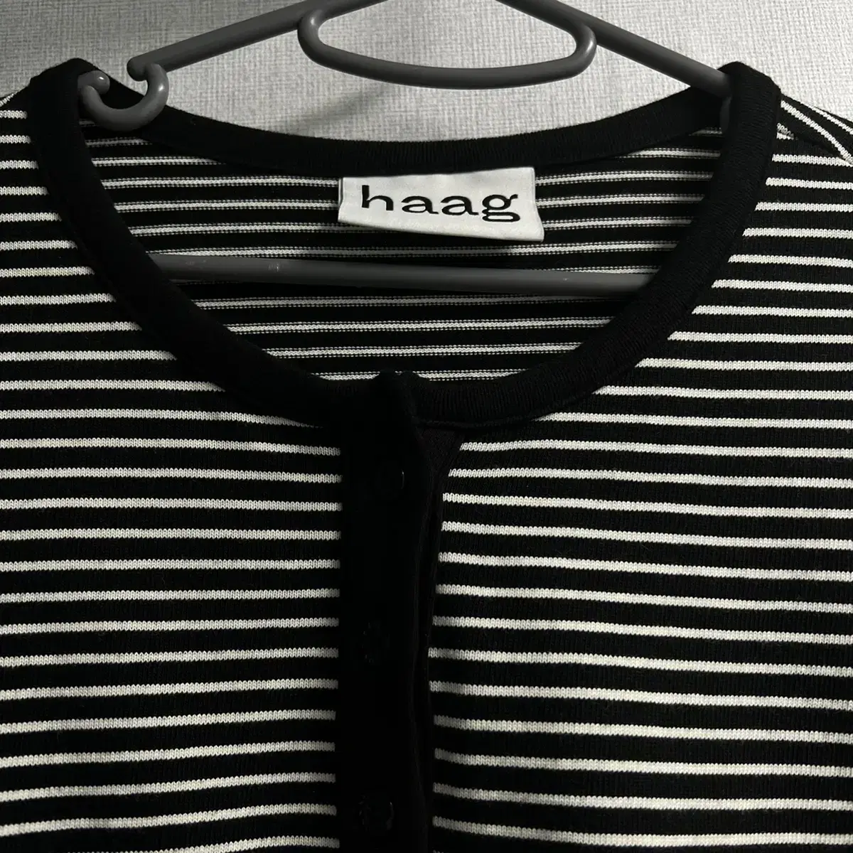 the hague a henry neck t-shirt (black)