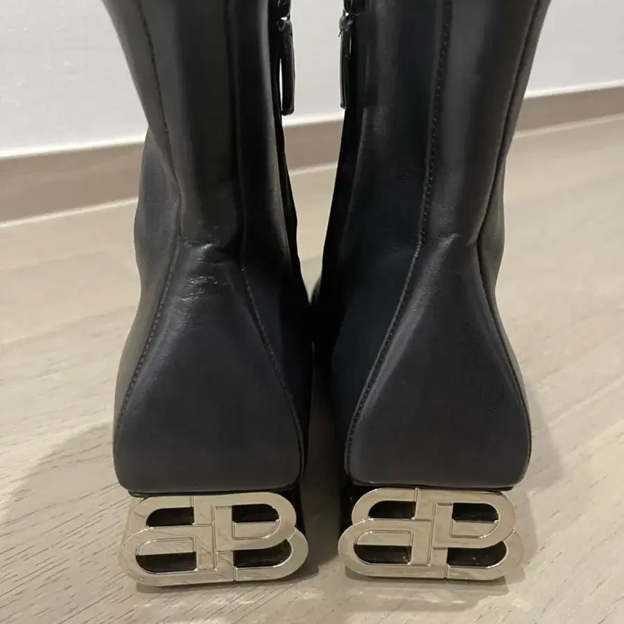 발렌시아가 BB-shaped Heel Ankle Boots