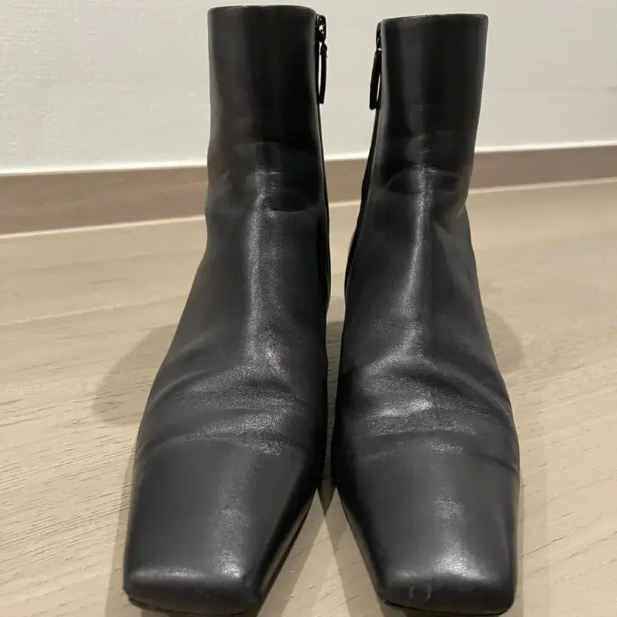 발렌시아가 BB-shaped Heel Ankle Boots