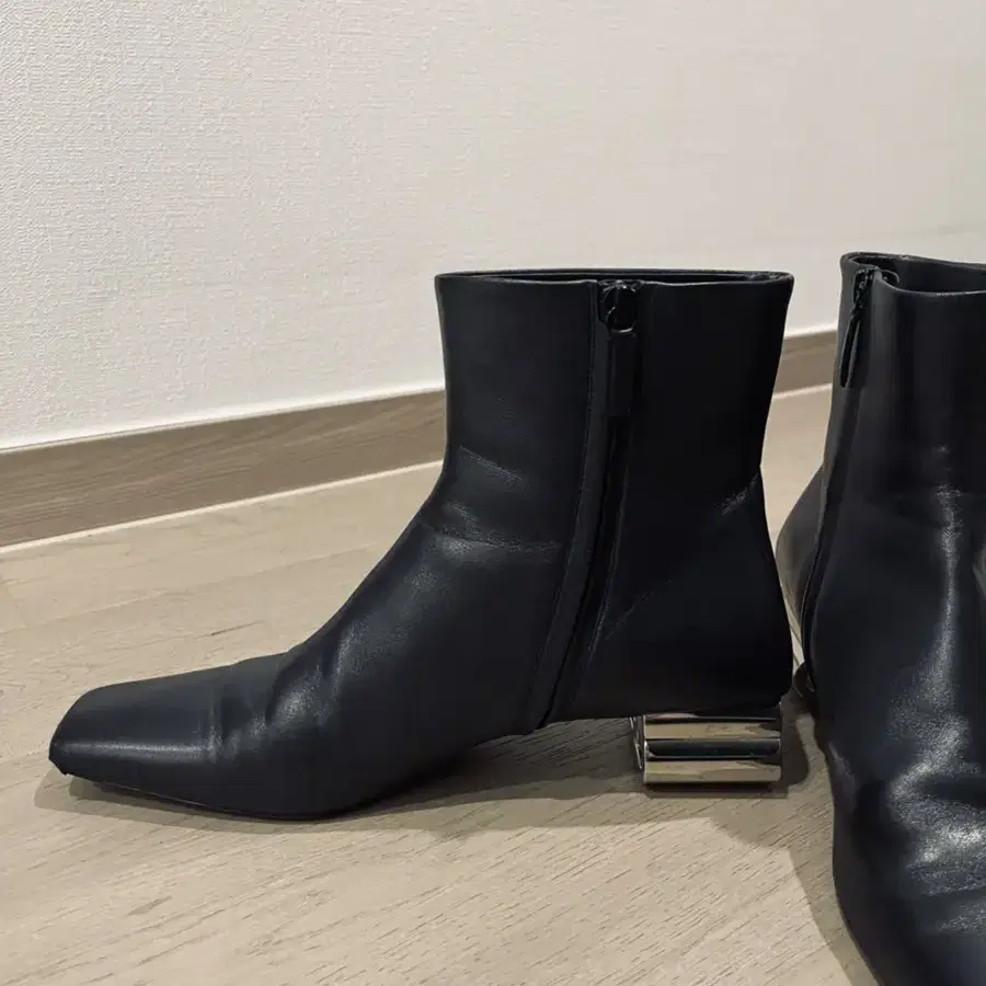 발렌시아가 BB-shaped Heel Ankle Boots