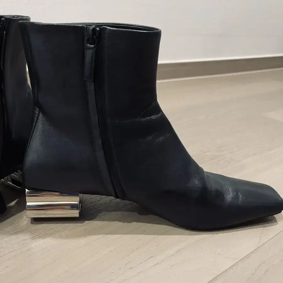 발렌시아가 BB-shaped Heel Ankle Boots