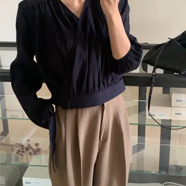 모겐트 자체제작 Brush wrap blouse 네이비