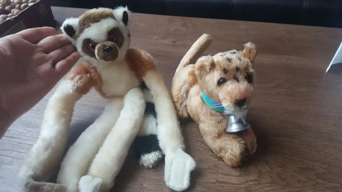 2 gibbon lion animal dolls