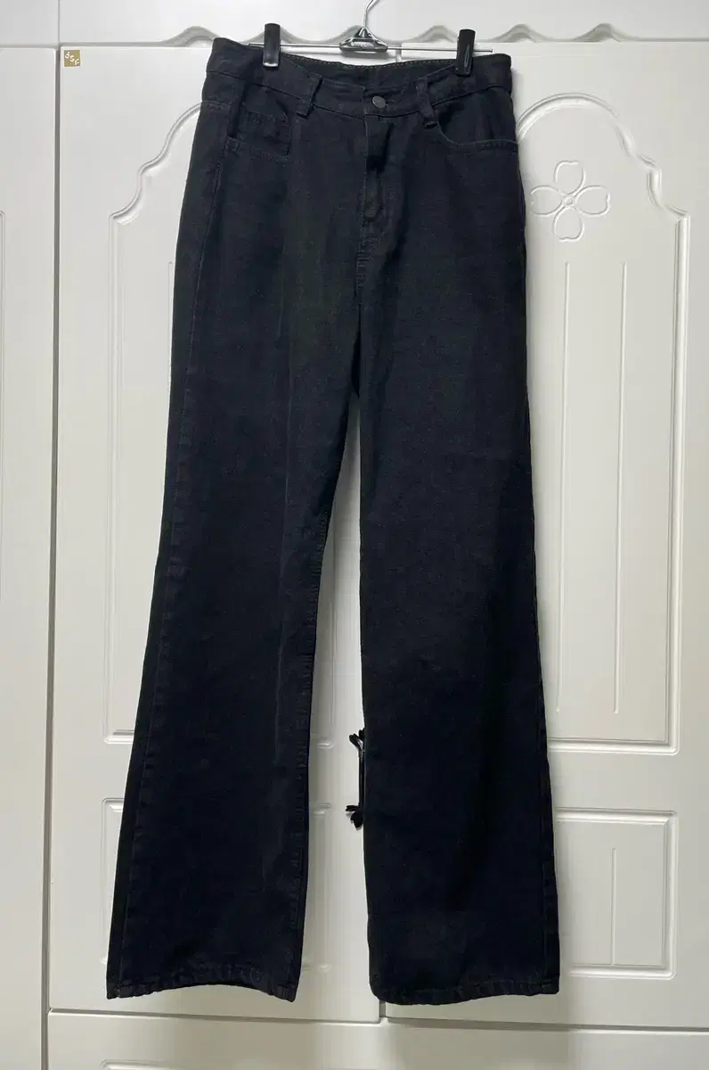 I'm selling black jeans that cost around 30,000 won. I've never worn them.