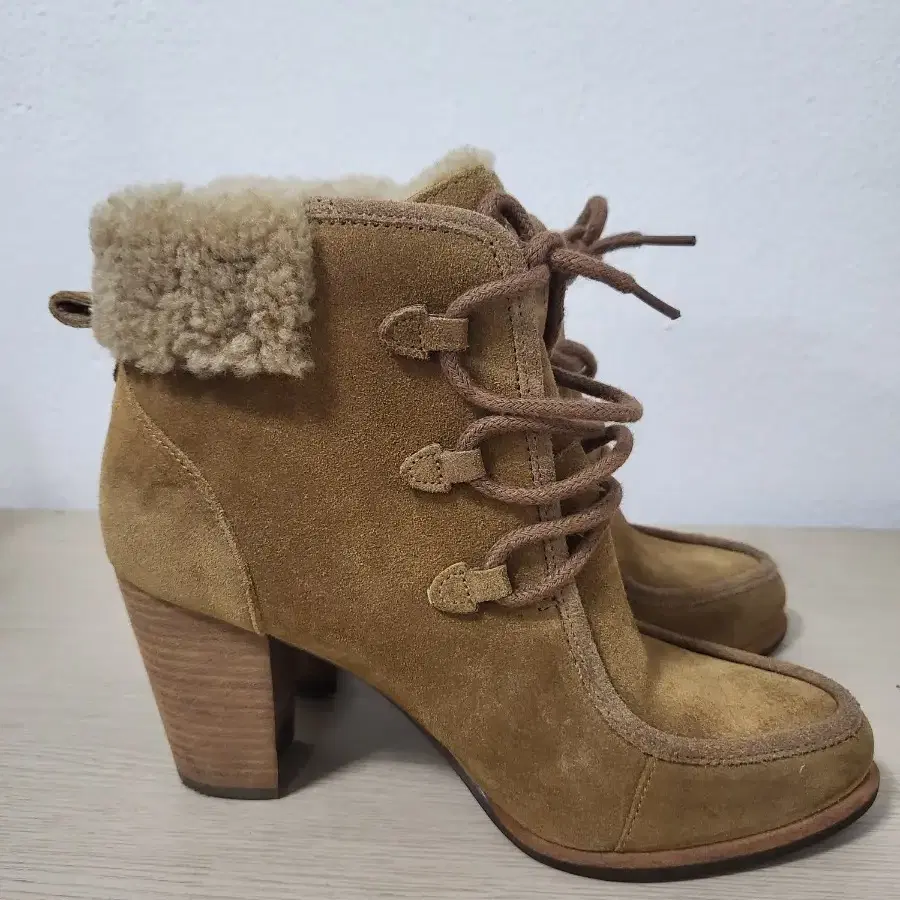 UGG 여성 구두 사이즈230 상태좋아요 X38