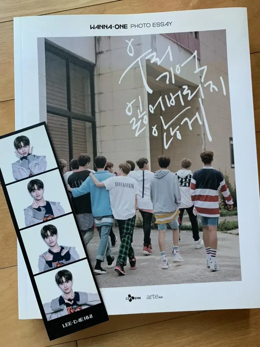 Wanna One season's greetings a