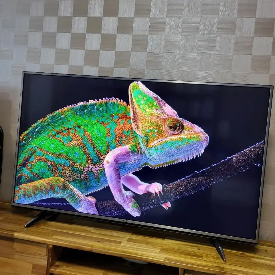 LG 55인치 4K UHD 스마트 TV 팝니다