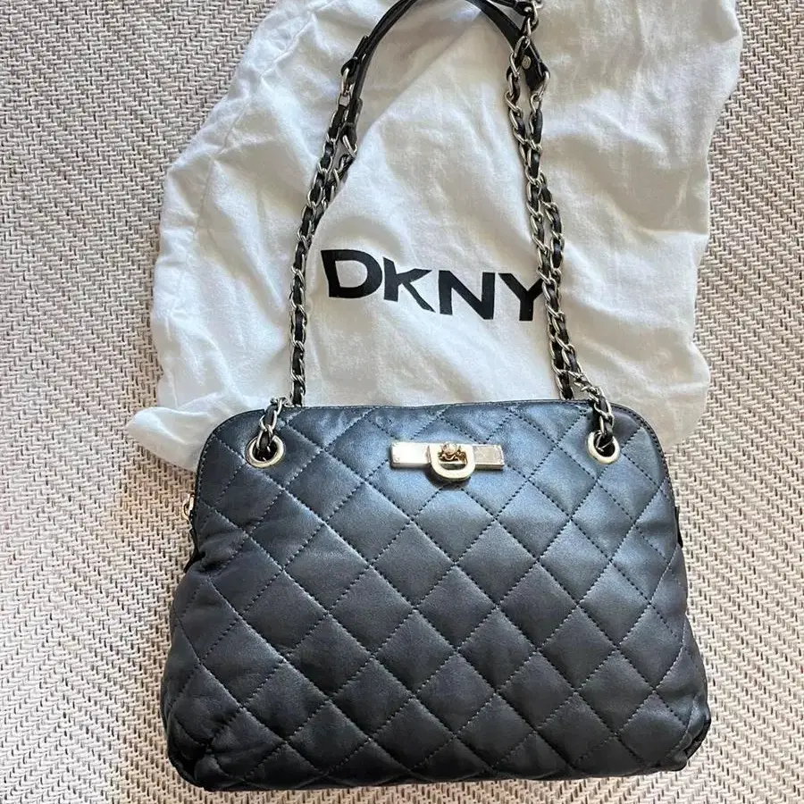 백화점 매장 구매. DKNY 램스킨 퀼팅 체인