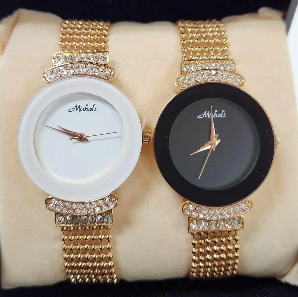 Round chain watch (black, white)