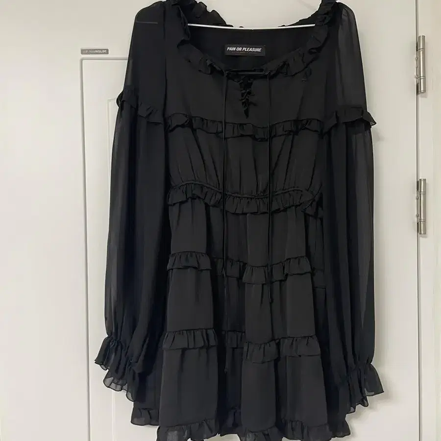 페인오어플레저 square neck frill onepiece black