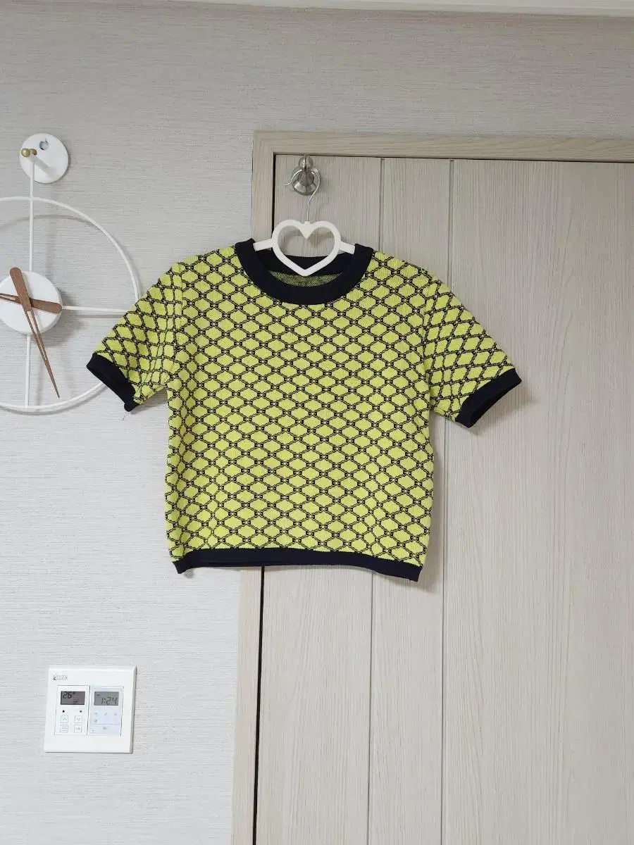 Cropped-style knit short-sleeved T-shirt