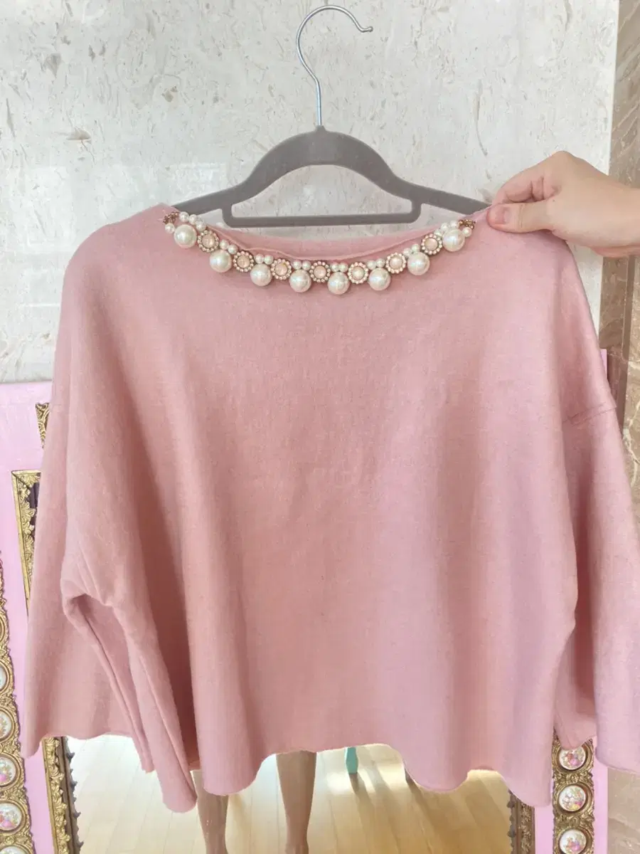 Pointed zuu fine pink blouse with pearl neckline