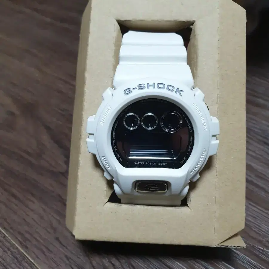 g-shock dw-6900 mr 화이트 팝니다