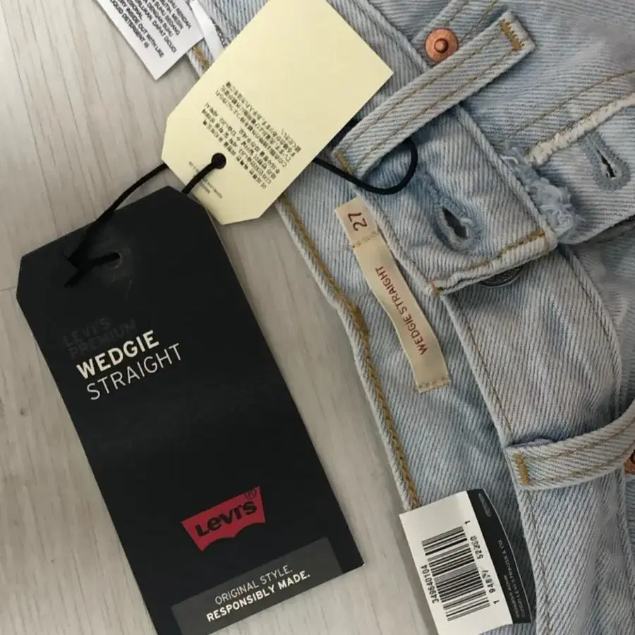 Levis Wedgie Straight distress jean 27