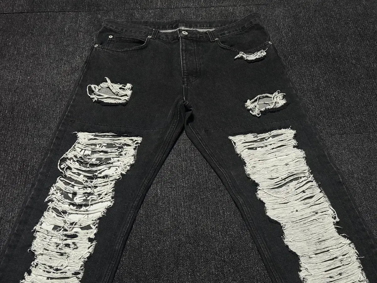 Liberé Korea Damaged denim pants size L