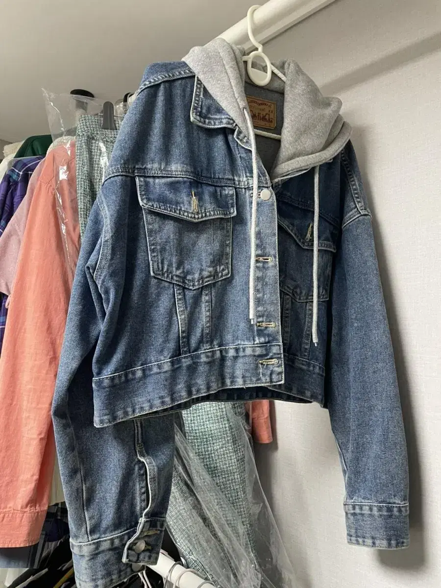 Cropped denim jacket