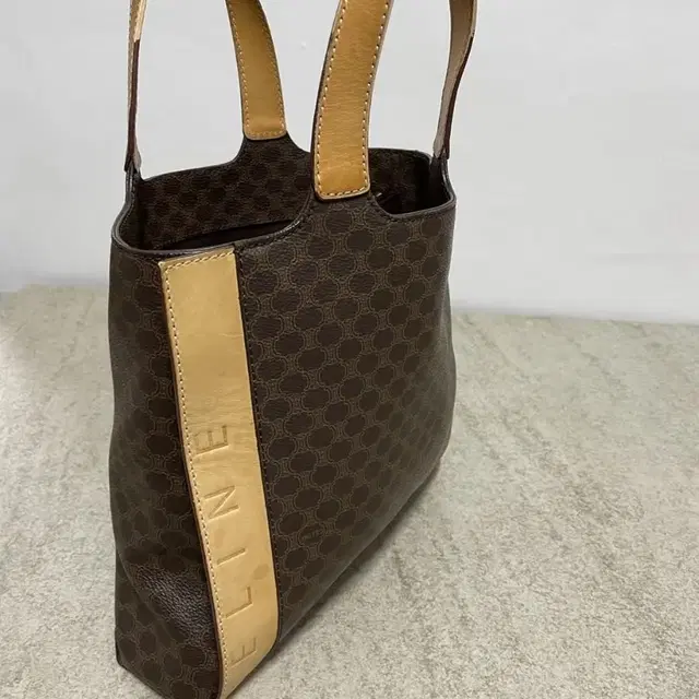 Sale(정품) 셀린느 마카담 CELINE 로고포인트 토트백