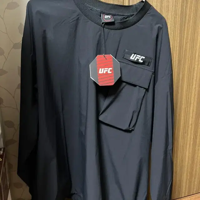 [새상품]UFC 우븐 포켓 나일론 맨투맨 L